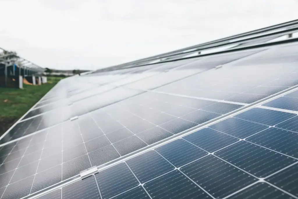 zonnepanelen op een plat dak waar moet je op letten